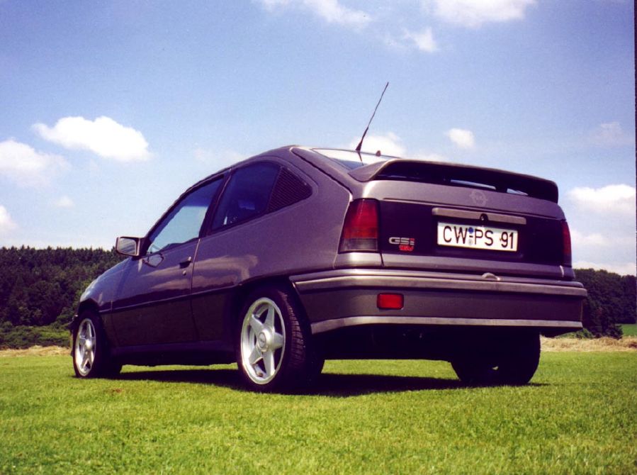 My good old '91 Opel Kadett GSi 16V, which finally gave up on me on my way to defend my master thesis, 10/2002